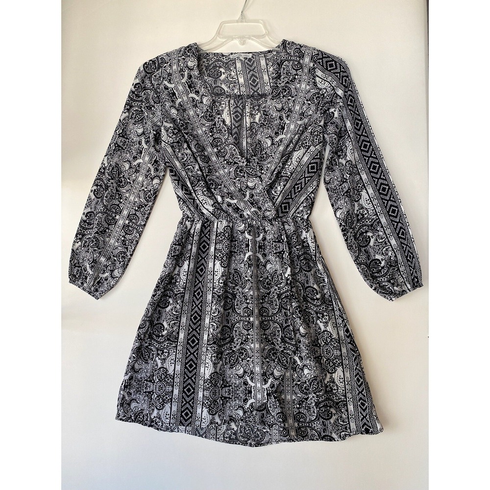 Charlotte Russe dress black and white elastic‎ waist and sleeves v neck Size XS